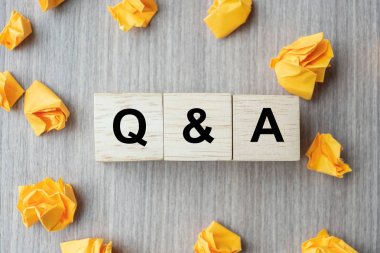  Ahşap küp blok ve sarı ufalanmış kağıt ile Q&A kelime ta