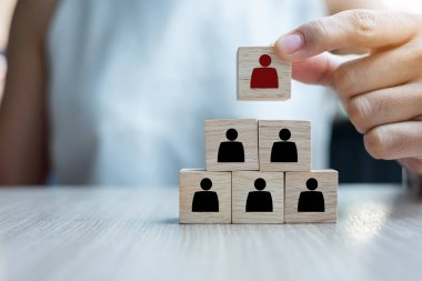 İş kadını el yerleştirerek veya kırmızı kişi ahşap blok o çekerek