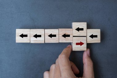 İşadamı el yerleştirerek ya da kırmızı ok ahşap blok çekerek ta