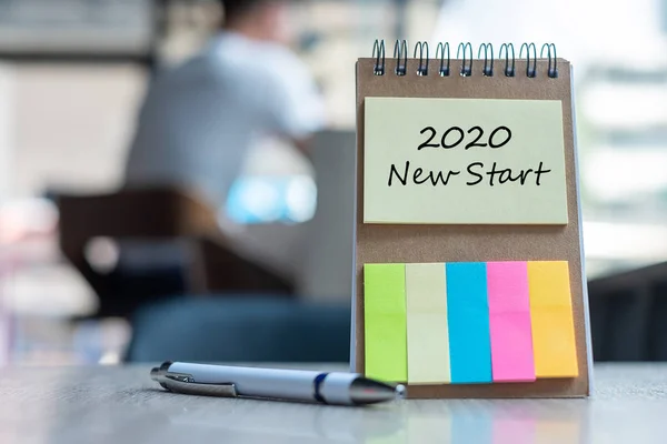 2020 Nouveau Démarrer mot sur mot papier avec stylo sur table en bois. Reso — Photo