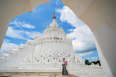 çanta ziyaret Hsinbyume Pagoda (Mya Thein) ile seyahat genç kadın