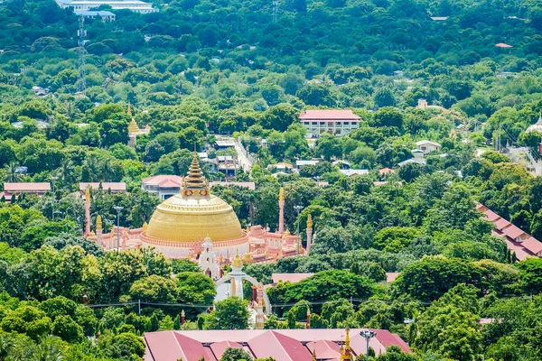 Letecký pohled na město Mandalay s chrámy, zlatou pagodu, Irrawad — Stock fotografie