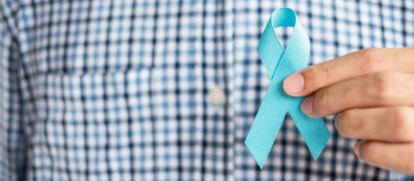 November Prostaatkanker bewustzijn maand, man in blauw shirt met — Stockfoto