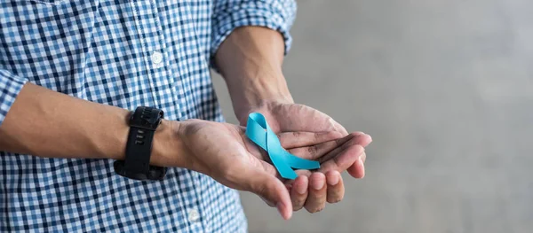 Novembro mês de Conscientização do Câncer de Próstata, Homem de camisa azul com — Fotografia de Stock