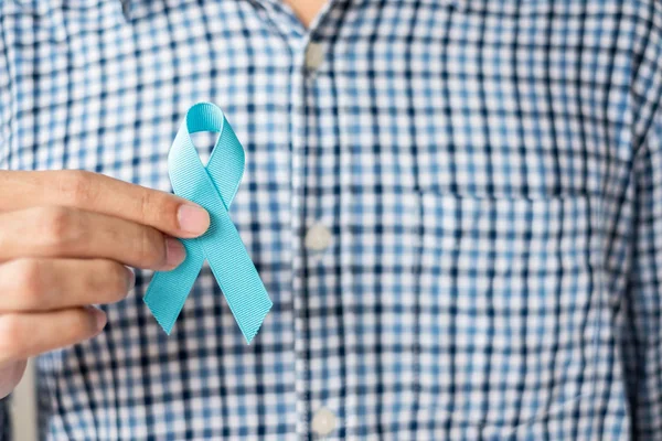 November Prostaatkanker bewustzijn maand, man in blauw shirt met — Stockfoto