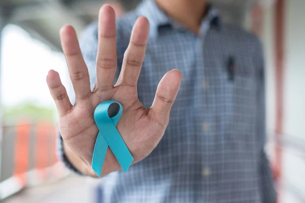 Noviembre Mes de la conciencia del cáncer de próstata, Hombre de camisa azul con — Foto de Stock