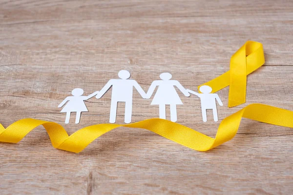 Prevención del suicidio y concienciación sobre el cáncer infantil, cinta amarilla — Foto de Stock