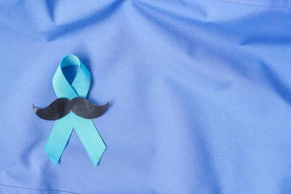 Novembro mês de conscientização do câncer de próstata, fita azul na camisa — Fotografia de Stock