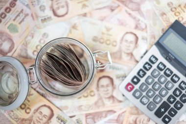 Calc ile 1000 Tay Baht banknot arka plan ve Para cam kavanoz
