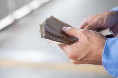 Thai Baht banknot yığınını tutan işadamı el. iş, mon