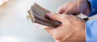 Thai Baht banknot yığınını tutan işadamı el. iş, mon