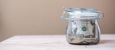 Cam kavanozda Amerikan doları para. dünya tasarruf günü, iş, 