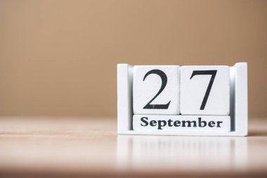 27 Eylül takvim tahta masada, kelime turizm günü kibir