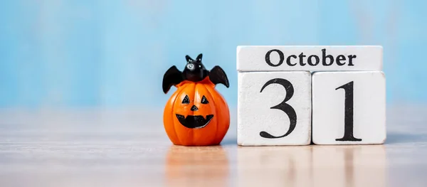 Happy Halloween day with 31 October calendar wood, jack o lanter — Stock Photo, Image