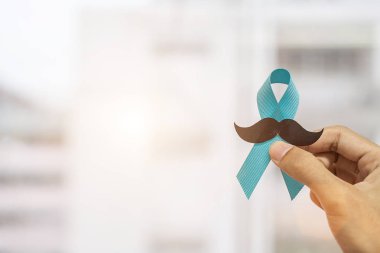 Kasım Prostat Kanseri Farkındalık ay, Man Mavi Ribbo tutan