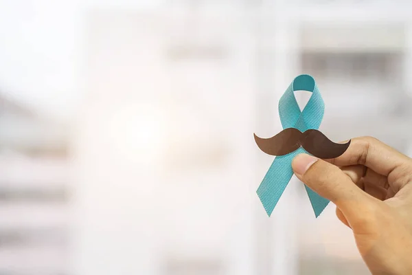 Novembro mês de conscientização do câncer de próstata, Homem segurando Blue Ribbo — Fotografia de Stock