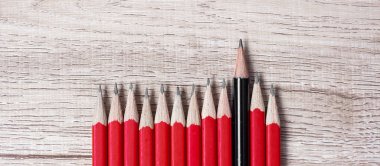 Siyah kalem kırmızı kalem kalabalığından farklı. Benzersiz Lider,