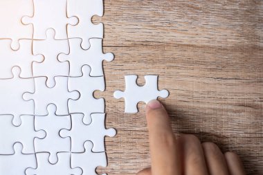 İşadamı el bağlama bulmaca parçası. İş çözümleri, m