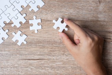 İşadamı el bağlama bulmaca parçası. İş çözümleri, m