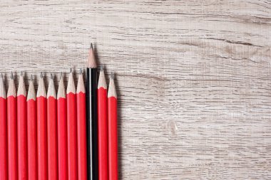 Siyah kalem kırmızı kalem kalabalığından farklı. Benzersiz Lider,