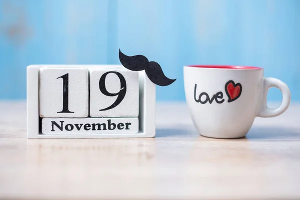 Koffie kopje, zwarte snor en 19 november kalender. in de Mor — Stockfoto