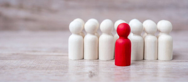 красный лидер бизнесмен с толпой деревянных людей. руководство, автобус
