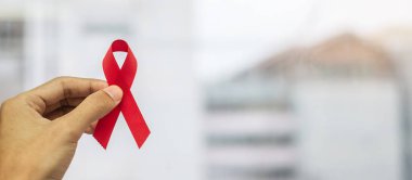 Aralık Dünya Yardım Günü, Kırmızı Kurdele Tutan Adam 