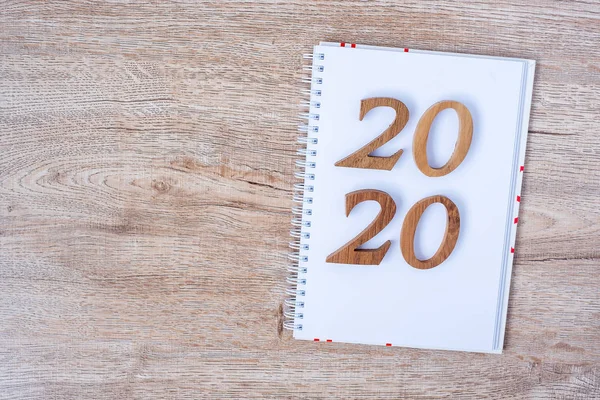 2020 Ani noi fericiți cu notebook-uri goale pentru text și num din lemn — Fotografie, imagine de stoc