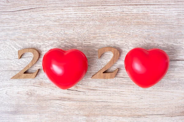 2020 número com forma de coração vermelho no fundo de madeira, saúde , — Fotografia de Stock