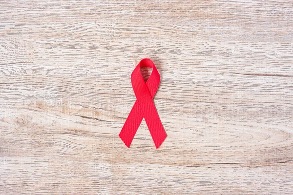 Diciembre Día Mundial del SIDA Mes de concientización, Cinta Roja en la espalda de madera — Foto de Stock