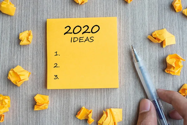 2020 Slovo nápadu na žluté notě s tužkou pro podnikatele a c — Stock fotografie