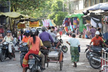 Sabahları Zegyo Market 'te Burma yaşam tarzı. Mandalay, Myanmar, 13 Ağustos 2018