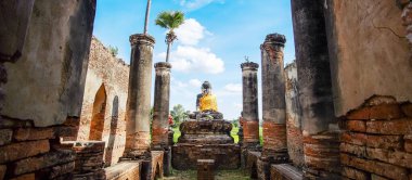 Myanmar 'daki Mandalay (Burma) yakınlarındaki Inwa (Ava) eski tapınağında Buda heykeli. Güneydoğu Asya seyahat kavramları