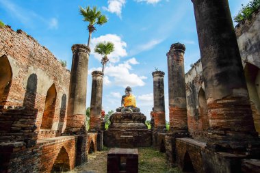 Myanmar 'daki Mandalay (Burma) yakınlarındaki Inwa (Ava) eski tapınağında Buda heykeli. Güneydoğu Asya seyahat kavramları