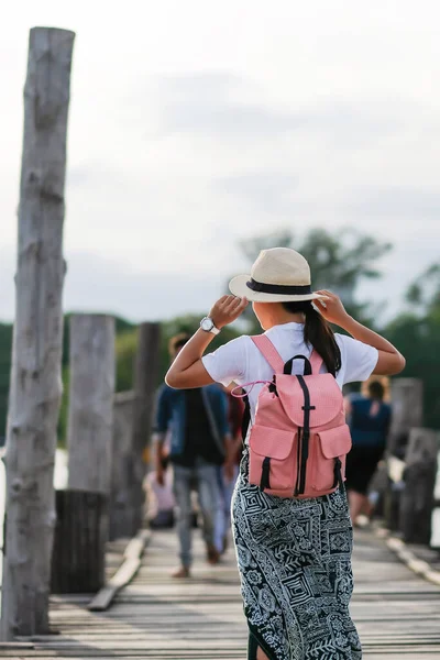 Jovem Mulher Andando Bein Ponte Pôr Sol Viajante Asiático Viajando — Fotografia de Stock