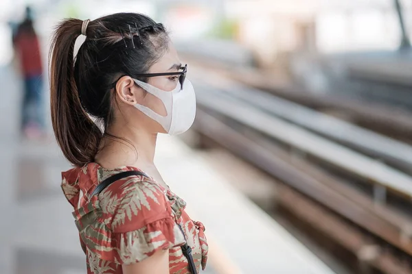 Mujer Asiática Joven Con Máscara Facial Quirúrgica Proteger Inflexión Coronavirus —  Fotos de Stock