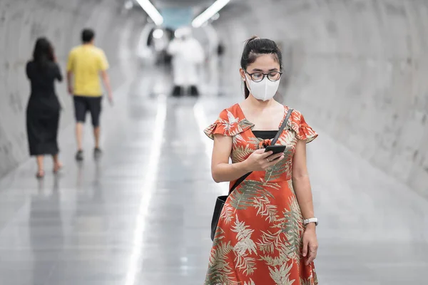 Młoda Azjatka Nosząca Maskę Chirurgiczną Chroni Przegięcie Koronawirusa Szczęśliwa Turystka — Zdjęcie stockowe