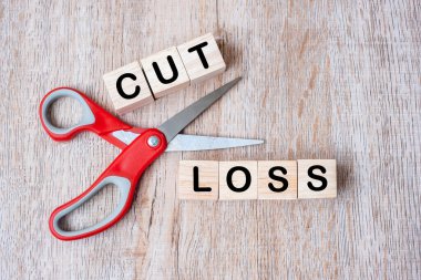 Masa arkasındaki kayıp tahta küp bloklarını ve makasları kes. Borsa, kriz, ekonomik kriz ve risk ticareti kavramları