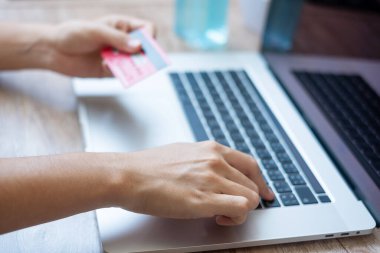 Kadın kredi kartı tutuyor ve ev ofisinde sipariş verirken online alışveriş için dizüstü bilgisayar kullanıyor. business, life style, technology, ecommerce, digital bankacılık ve online ödeme kavramı