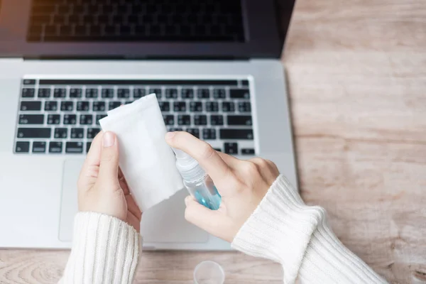 직장에서 일하거나 온라인 학습을 동안젖은 대마초 알코올 살균제로 노트북을 청소하는 — 스톡 사진