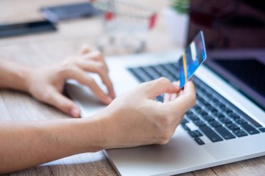 Kredi kartı tutan bir kadın ve evde sipariş verirken online alışveriş için dizüstü bilgisayar kullanan bir kadın. business, life style, technology, ecommerce, digital bankacılık ve online ödeme kavramı