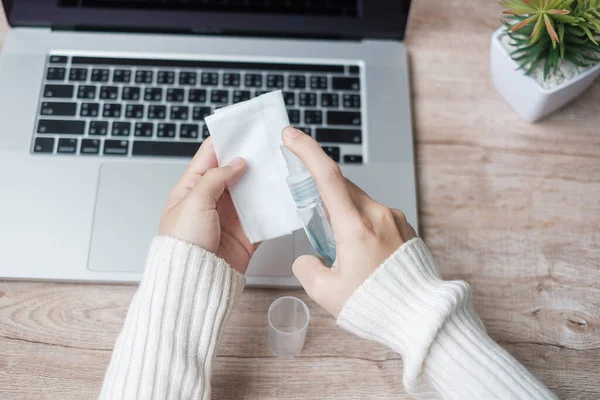 Frau Reinigt Laptop Mit Feuchttüchern Und Alkohol Desinfektionsmittel Arbeitsplatz Während — Stockfoto