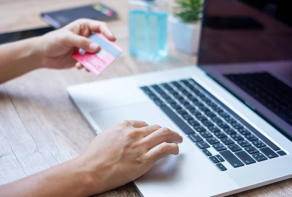 Kvinna Som Innehar Kreditkort Och Använda Laptop För Online Shopping — Stockfoto