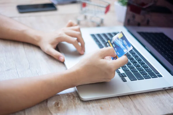 Kvinna Bär Tröja Med Kreditkort Och Använda Laptop För Online — Stockfoto