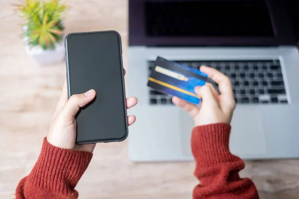 Kvinna Hand Hålla Kreditkort Med Hjälp Smartphone Och Bärbar Dator — Stockfoto