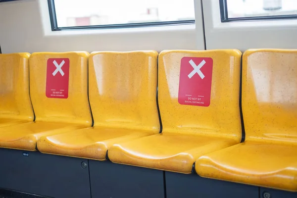 Asiento Amarillo Tren Público Para Distanciamiento Social Nueva Normalidad Vida — Foto de Stock