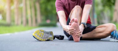 Koşu sırasında kas ağrısı çeken genç bir erkek. Plantar fasiiti yüzünden bacağı ağrıyan bir koşucu. Spor yaraları ve tıbbi konsept