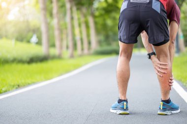 Koşu sırasında kas ağrısı çeken genç bir erkek. Baldır kasları çekildiği için bacak ağrısı çeken bir koşucu. Spor yaraları ve tıbbi konsept