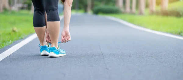 Joven Mujer Adulta Ropa Deportiva Atando Cordones Parque Aire Libre —  Fotos de Stock