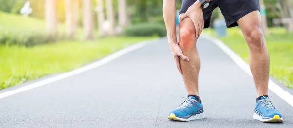Koşarken kas ağrısı çeken genç bir erkek. Runners Knee veya Patellofemoral Pain Sendromu, osteoartrit ve Patellar Tendinitis yüzünden koşucunun diz ağrısı var. Spor yaraları ve tıbbi konsept